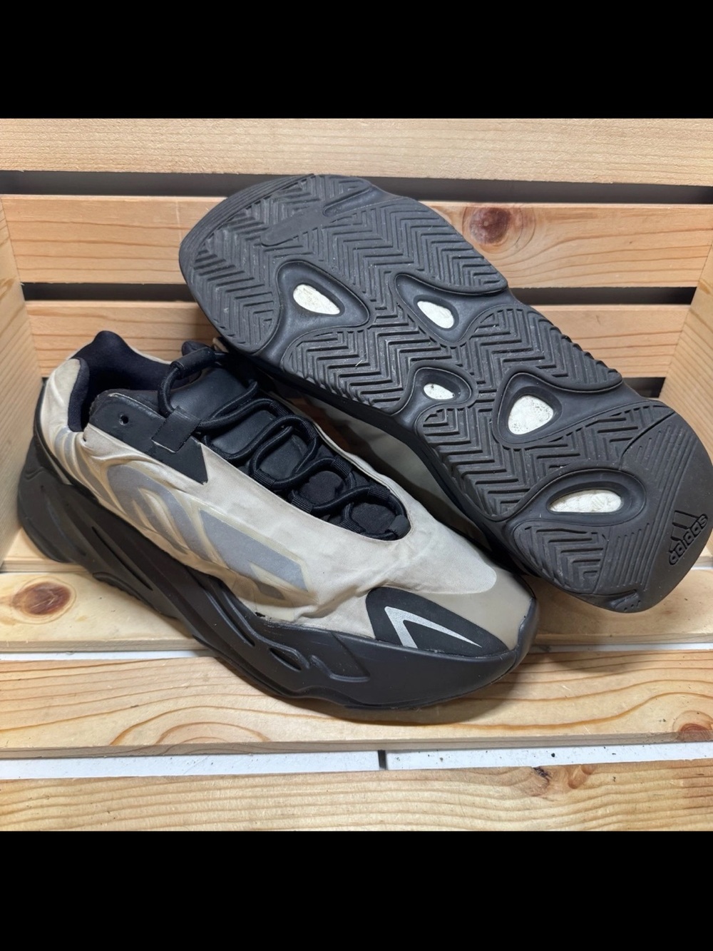 Adidas Yeezy 700 Boost MNVN [FY3729] Deadstock Sneakers Shoes Men's Size 11 Used